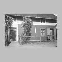 022-0260 Das Wohnhaus der Familie Karl Boenig von der Strassenseite. In diesem Haus befand sich die Goldbacher Drogerie..jpg